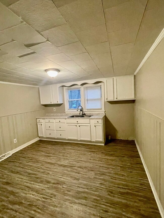 Foto del edificio - Welcome to this newly renovated, a charming 3-bedroom, 1-bathroom home located in the vibrant cit...