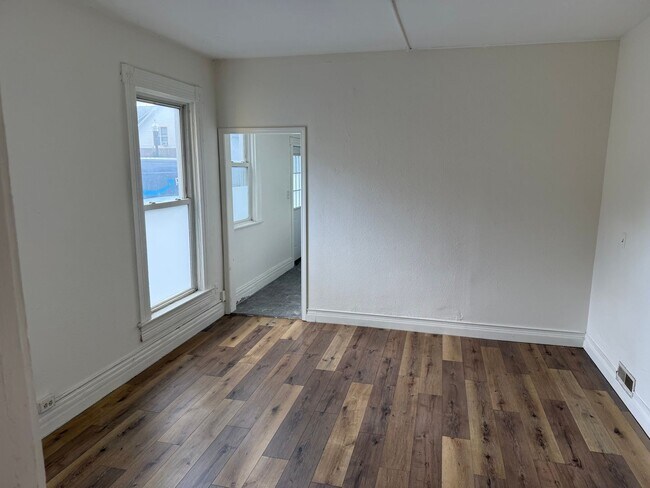 Foto del edificio - LARGE DOWNSTAIRS 1 Bedroom apartment