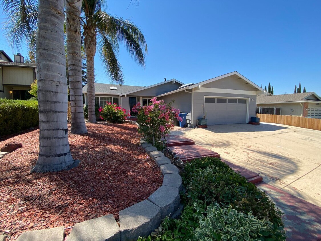 Foto principal - 4 Bed 2 Bath Single Family Home In Antioch...