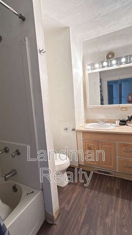 Foto del edificio - 711 Russellwood Ave