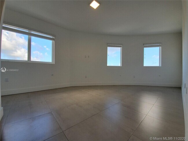 Foto del edificio - 6001 W Flagler St