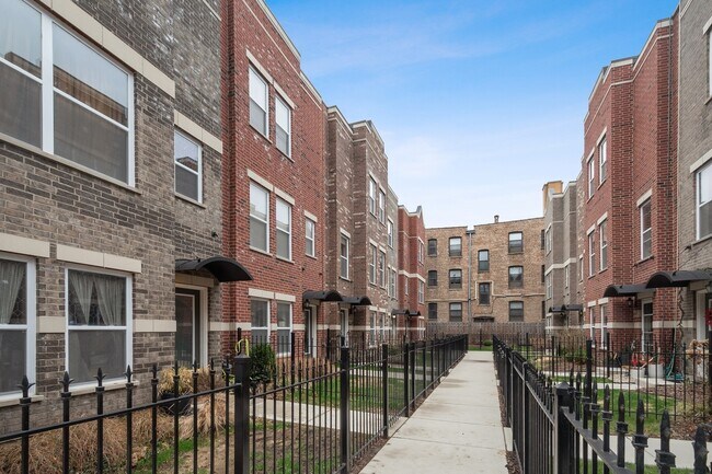 Building Photo - 4645 S Lake Park Ave