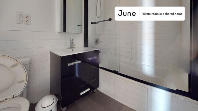 Foto del edificio - Private bedroom in 3 bed/1 bath Home