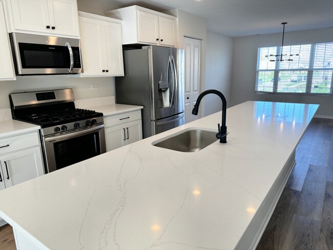 Building Photo - 208 Goldenrod Dr