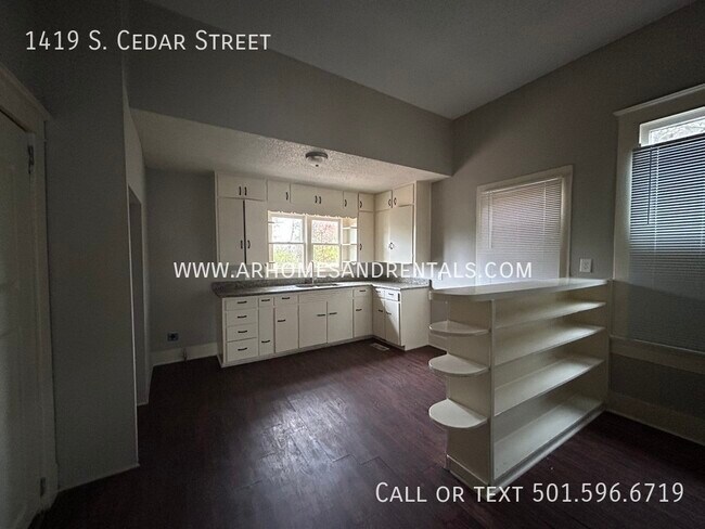 Building Photo - 1419 S. Cedar Street | $795 | 3 beds, 1 fu...