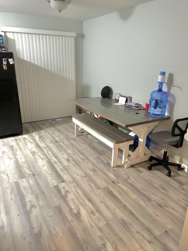 Building Photo - 557 E Division St