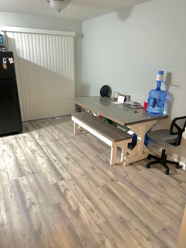 Foto del edificio - 557 E Division St