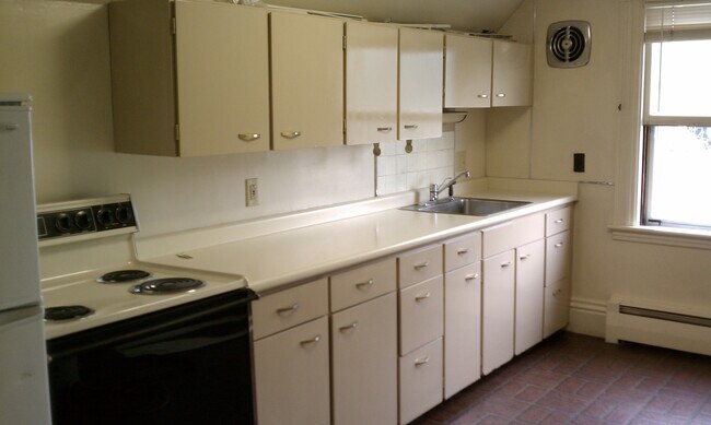 Cocina. Hay mucho espacio a la derecha de esta foto para una mesa y sillas. - 82 Warren St