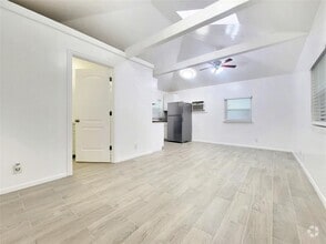 Building Photo - 1014 1/2 E 38th St