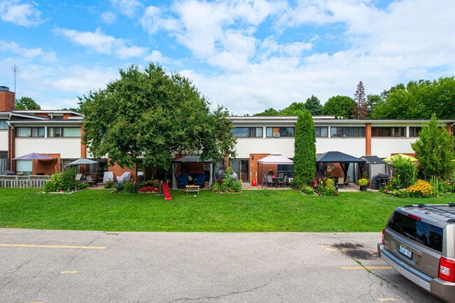 Building Photo - 2055-2057 Barsuda Dr