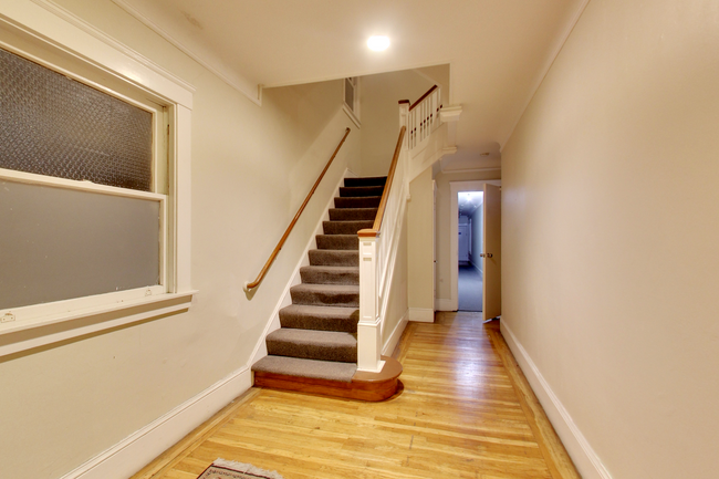 Foto del edificio - TOP FLOOR! LARGE CLOSET! On-Site LAUNDRY! ...