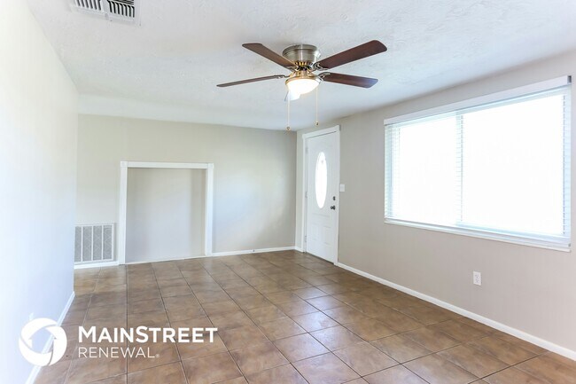 Building Photo - 3512 Eisenhower Dr