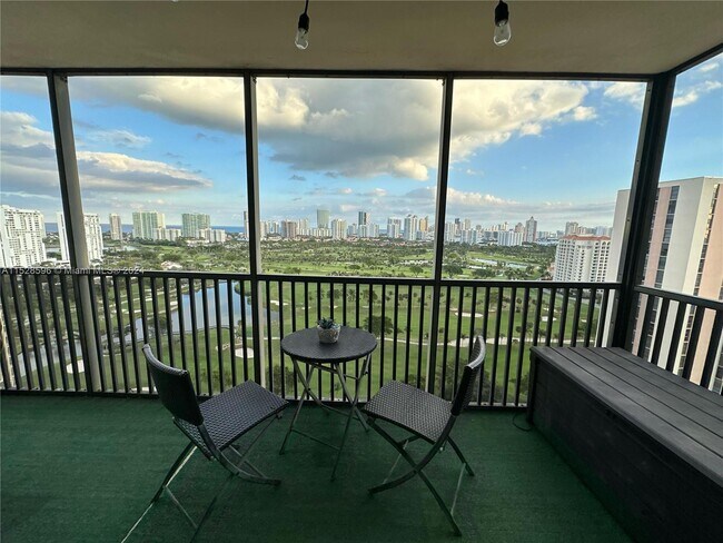 Foto del edificio - 20301 W Country Club Dr