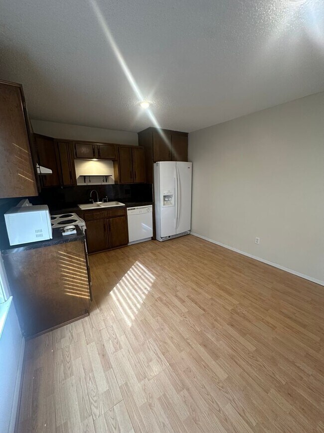 Foto del edificio - Spacious 2 Bed Condo! Fully Fence Backyard with a 1 Car Garage!
