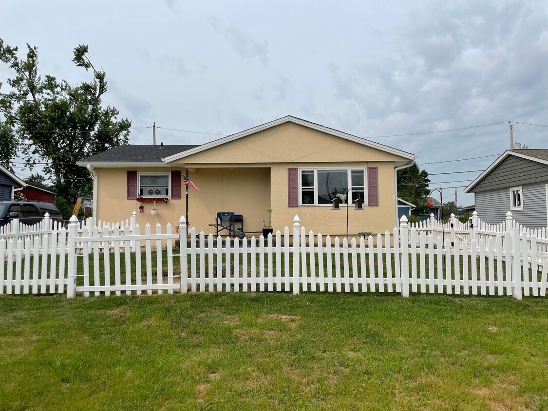 Foto principal - Nice 4 bedroom 2 bath ranch with a fenced ...