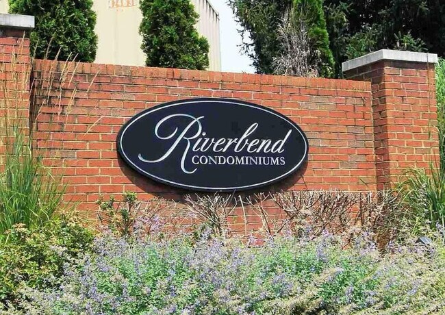 Foto del edificio - 300 Riverbend Dr
