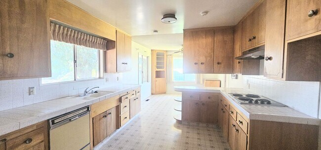 Foto del edificio - 5 bed 2.5 bath Single Story With 3 CAR Gar...