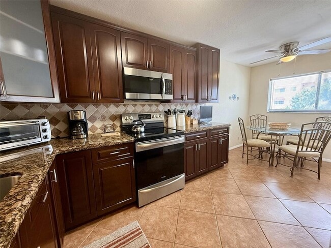 Foto del edificio - 4725 Lucerne Lakes Blvd E