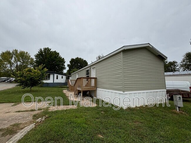 Building Photo - 16 English Village Park