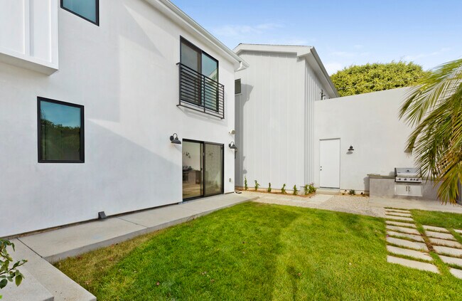 Building Photo - 2415 Cloverfield Blvd
