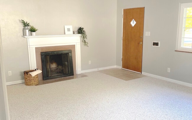 Living room-fireplace-front door - 2515 Kessler Boulevard East Dr
