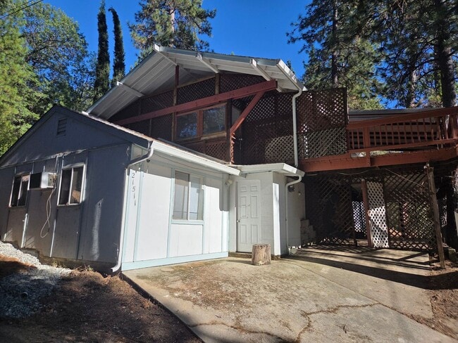 Building Photo - Comfortable Crystal Falls Home
