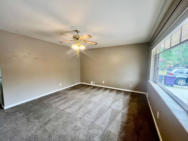 Building Photo - ** Move in Special** 3 bed 2 bath Ranch w/...