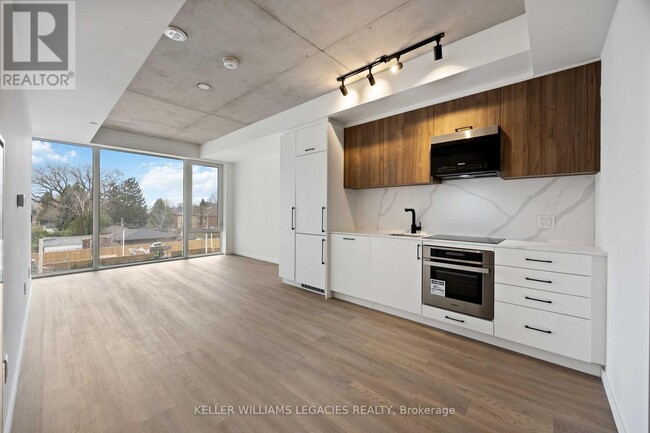 Building Photo - 689-689 The Queensway