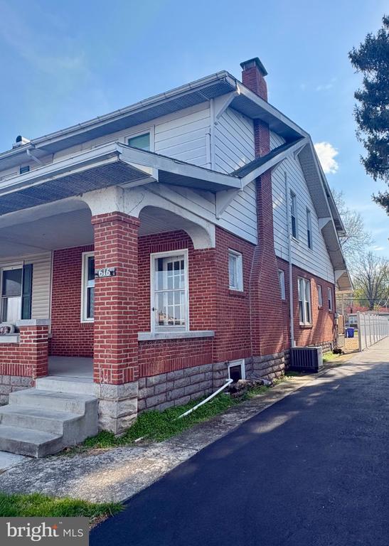Building Photo - 616 N Front St