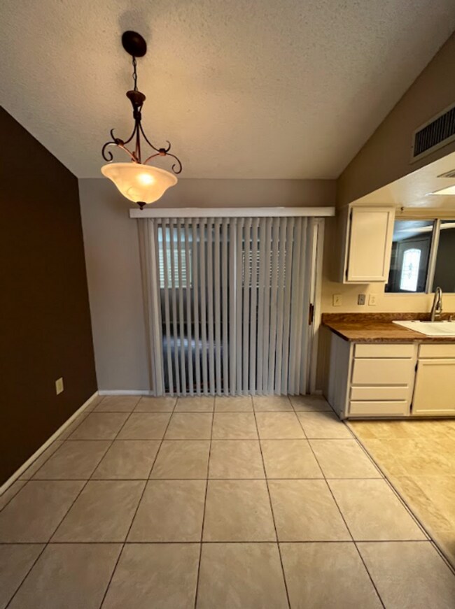 Building Photo - Beautiful Move In Ready Home In Age Restri...