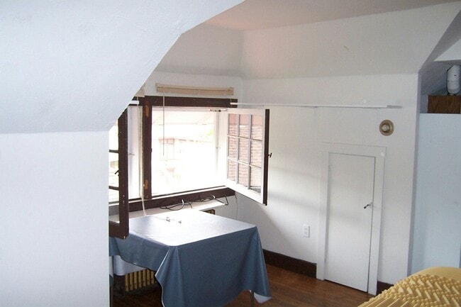 Building Photo - 732 S Forest Ave