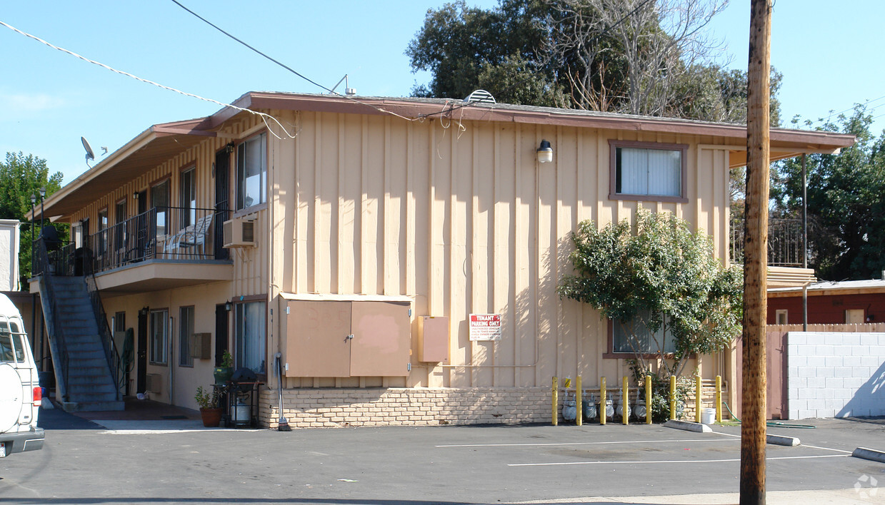 Building Photo - 305 Chambers St