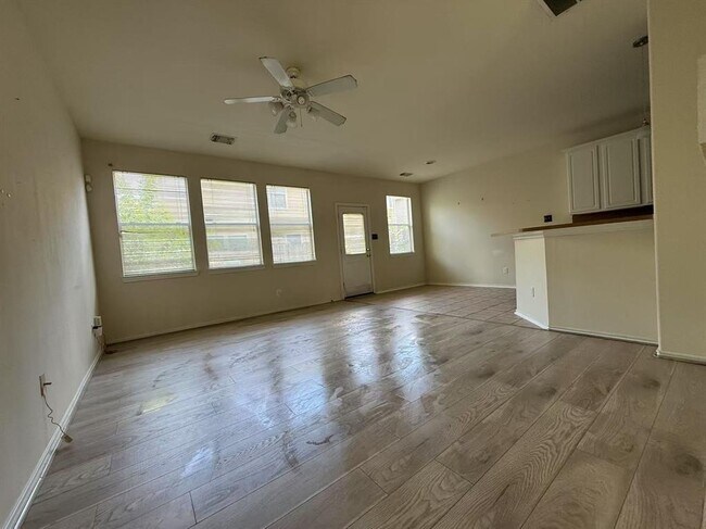 Foto del edificio - 16623 Newglen Ln