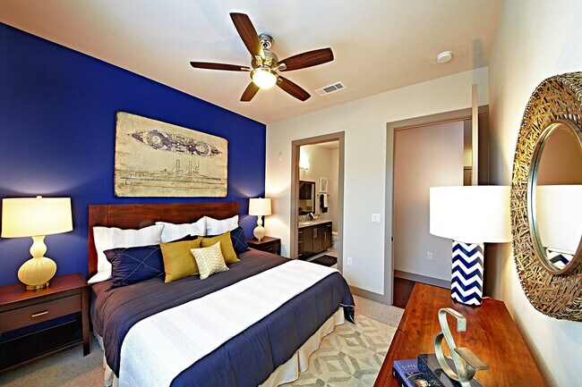 Building Photo - Stylish 3 Bedroom Suite: Modern Urban Escape