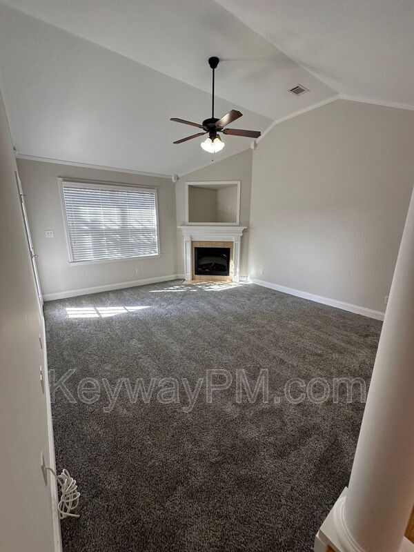 Foto del edificio - 817 Whispering Willow Ct