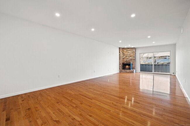 Building Photo - 1153 Stratfield Rd