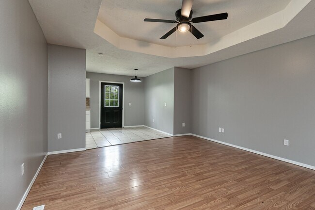 Foto del edificio - REMODELED 3 Bedroom | 2 Bathroom | 2 Car G...
