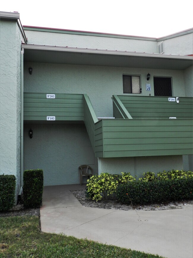 Short walk to reserved parking space - 5423 SE Miles Grant Rd