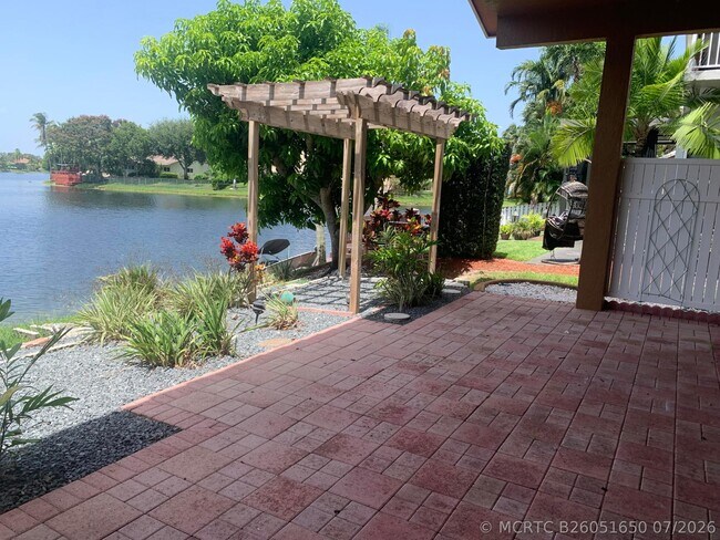 Building Photo - 11585 N Quayside Dr