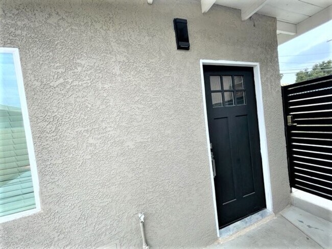 Building Photo - WONDERFUL NEWER STUDIO UNIT IN QUIET LONG BEACH NEIGHBORHOOD