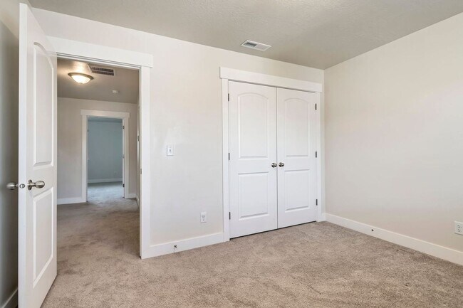 Building Photo - Gorgeous Three Bedroom Townhome; Herriman//