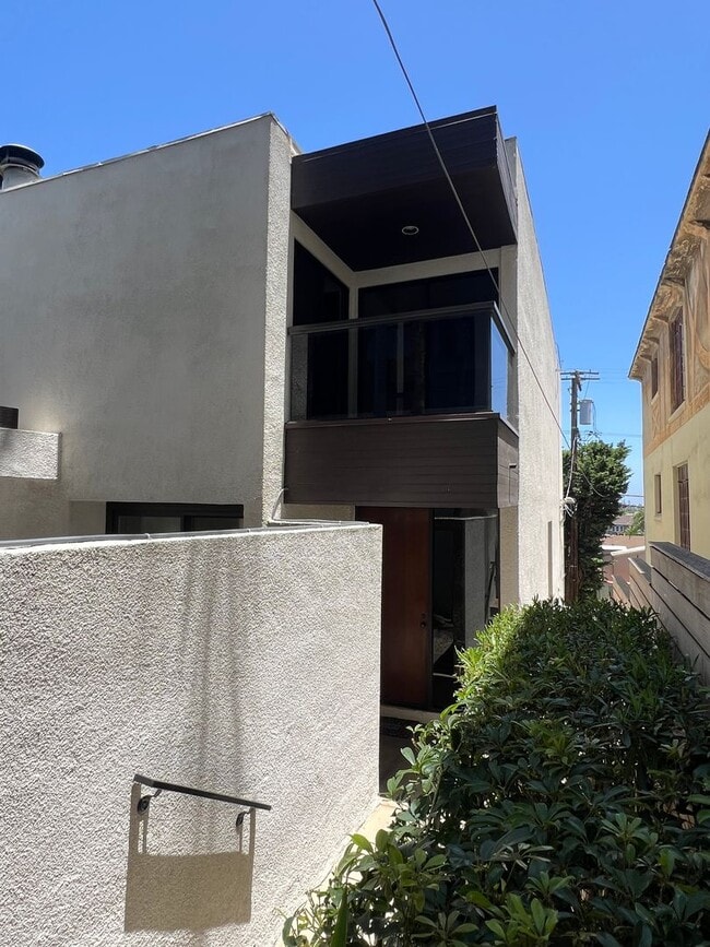 Building Photo - Modern 3-Level Belmont Heights Townhome St...