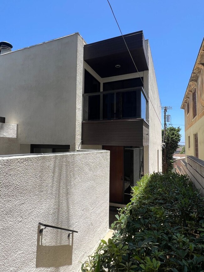 Foto del edificio - Modern 3-Level Belmont Heights Townhome St...