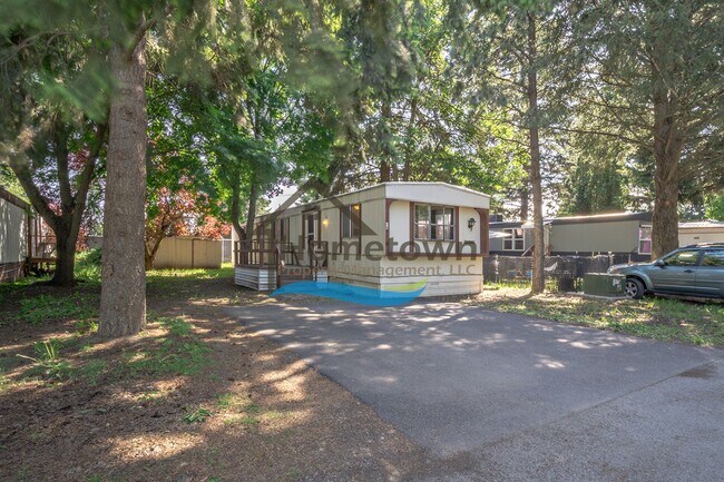 Building Photo - 2 Bedroom 1 Bathroom Home with Off-Street ...