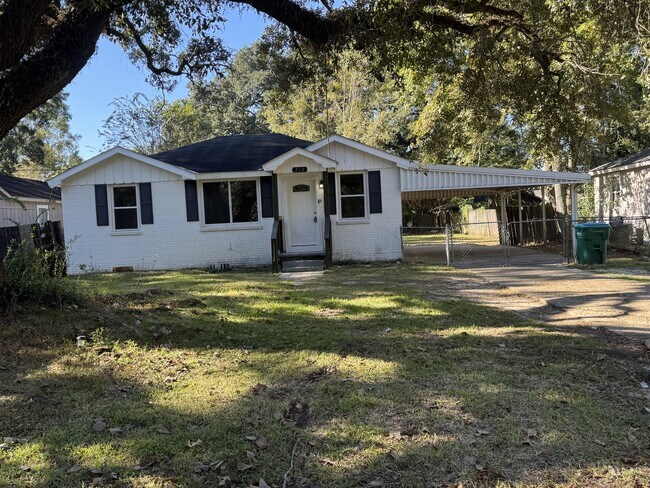 Building Photo - 212 Hazelnut St