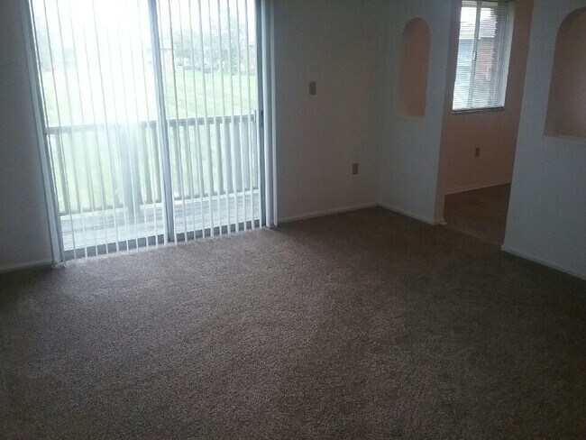 living room - 2275 N Cable Rd
