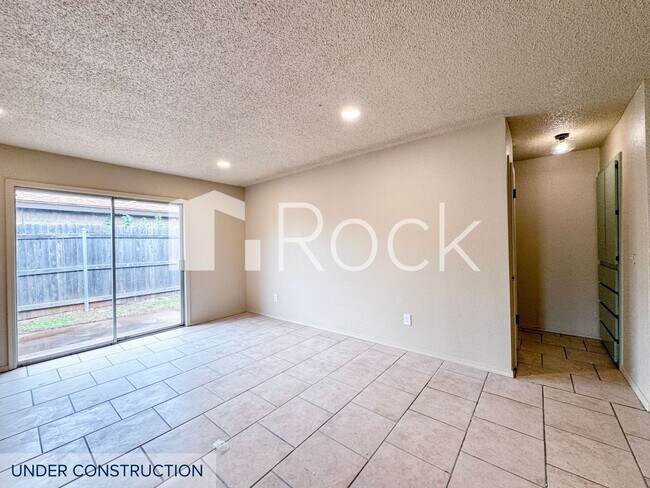Foto del edificio - 7024-26 Woodlake Duplex