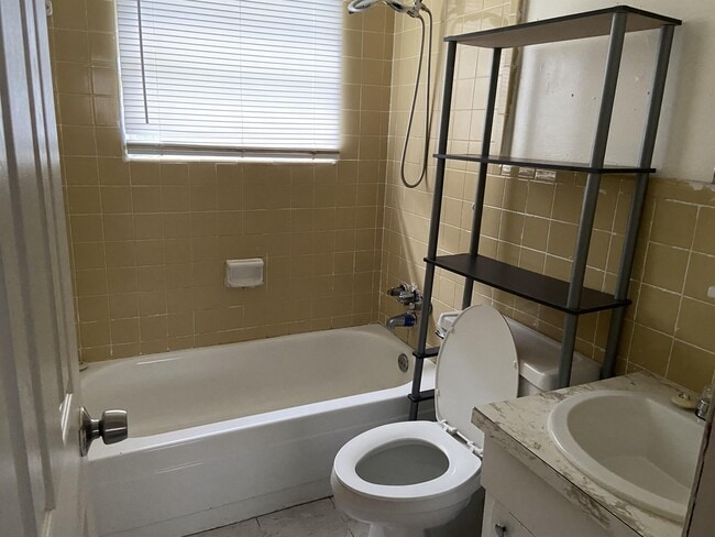 Building Photo - 5218 Field Dr