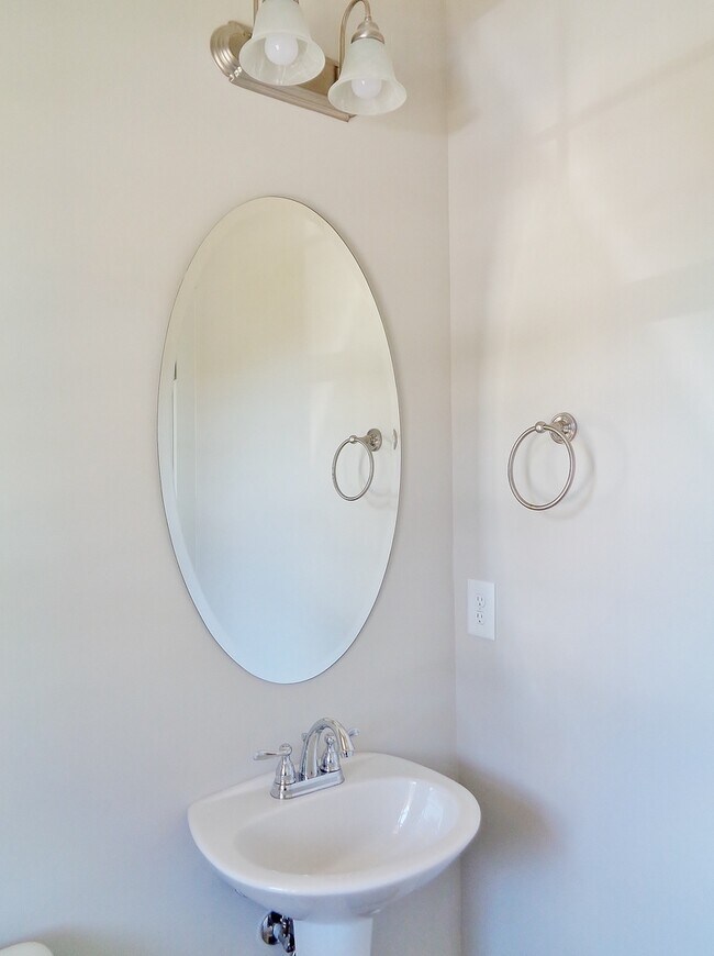 Building Photo - Townhome in Birmingham... Available to Vie...