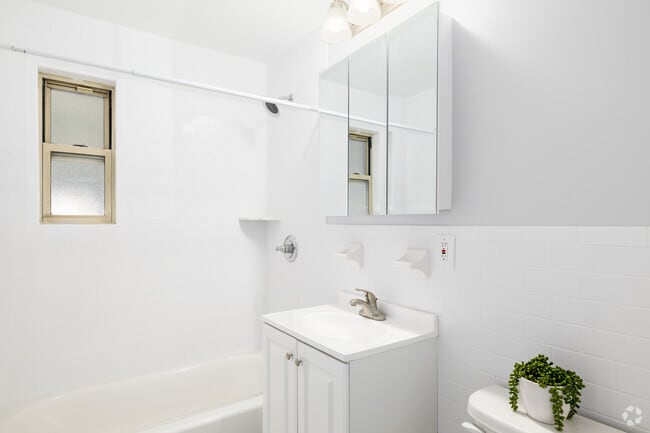 2BR, 1BA - 850SF - Bathroom - Murray Hill Gardens: Your Perfect Home Awaits!